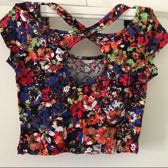 Cute floral watercolor crop top - Picture 2 of 2